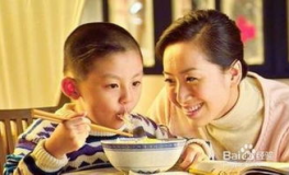 娱乐吃瓜酱瞒着妈妈,瞒天过海,妈妈不知的秘密生活